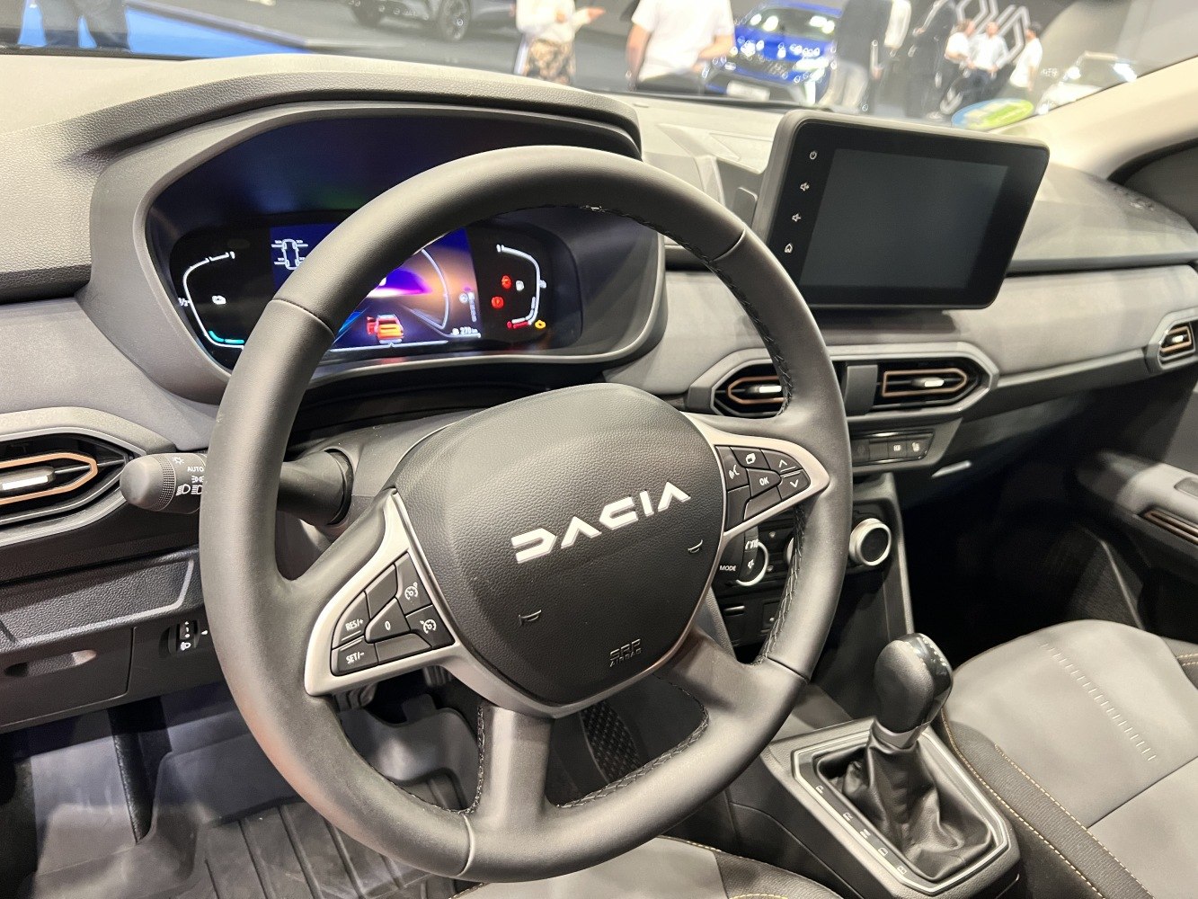 Digital instrument cluster and multifunction steering wheel with central touchscreen