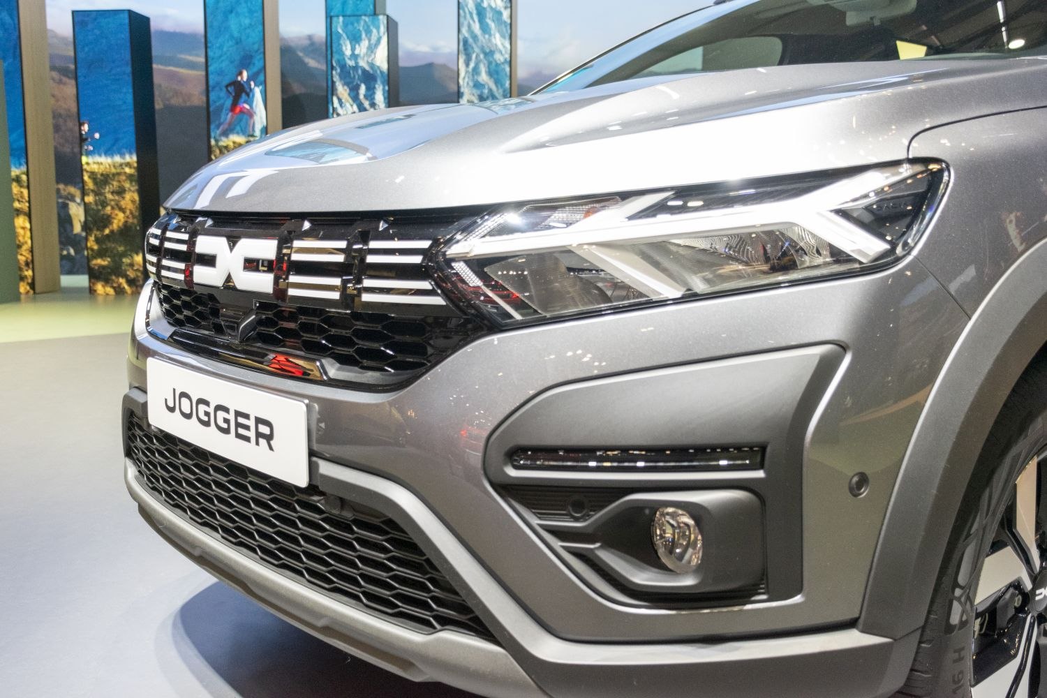 Close-up of pronounced front grille and LED headlights with fog lights