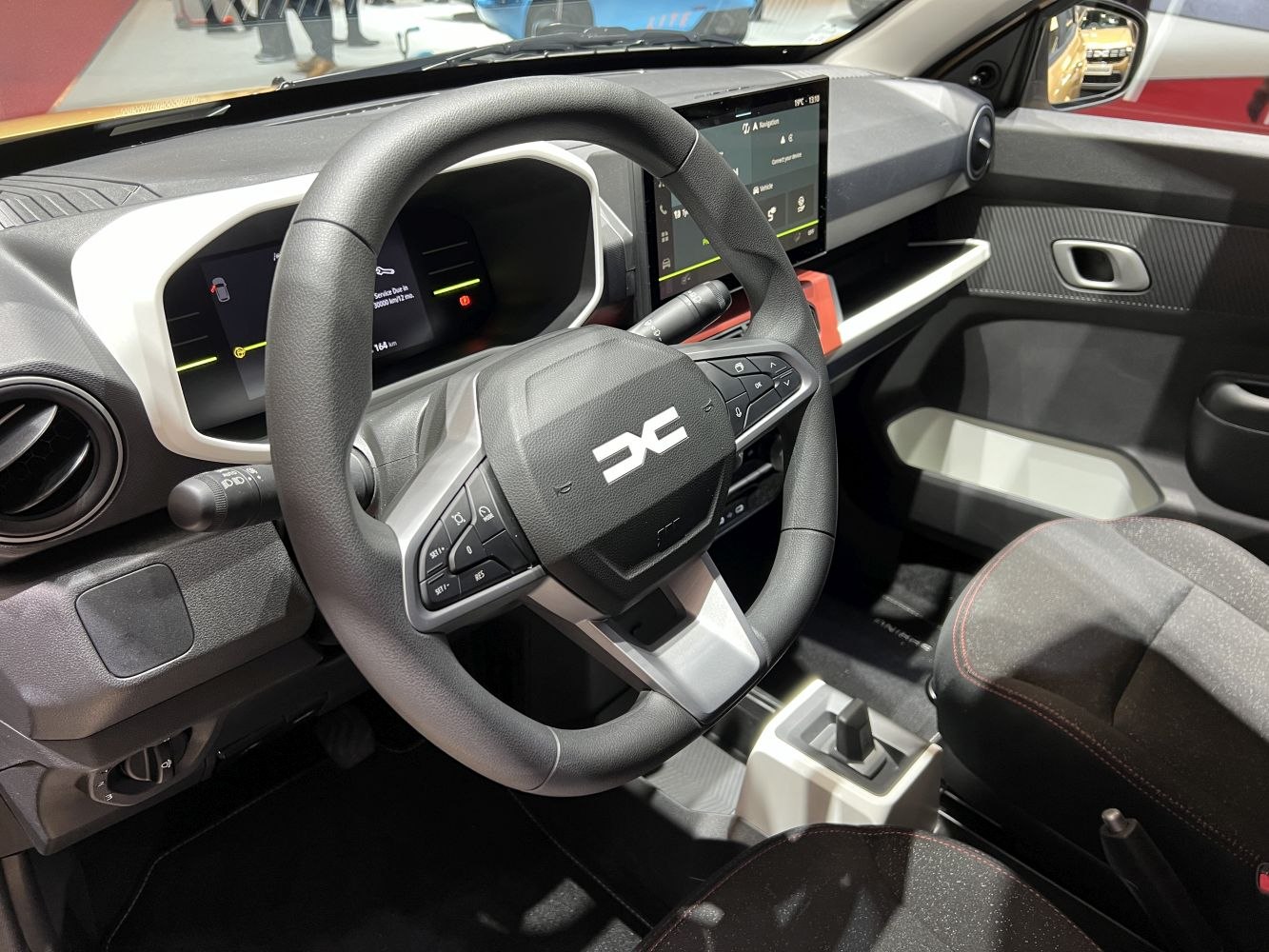 Steering wheel, digital instrument cluster, and infotainment screen