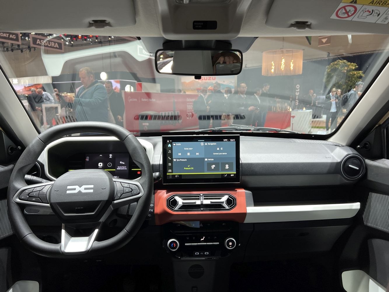 Digital dashboard, touchscreen display, multifunction steering wheel, stylish air vents