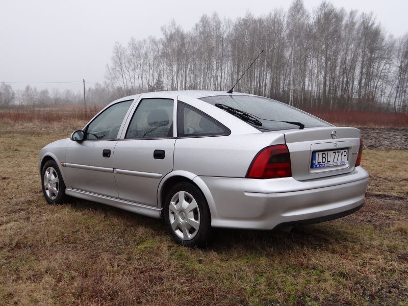 Silver hatchback rear side view with rear wiper and antenna