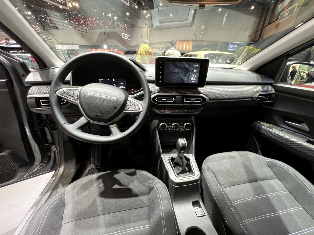 Dashboard, touchscreen display, multifunction steering wheel interior