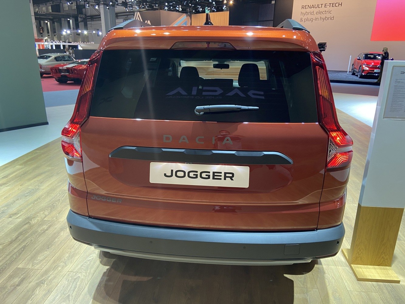 Rear design with vertical tail lights and rear windshield wiper
