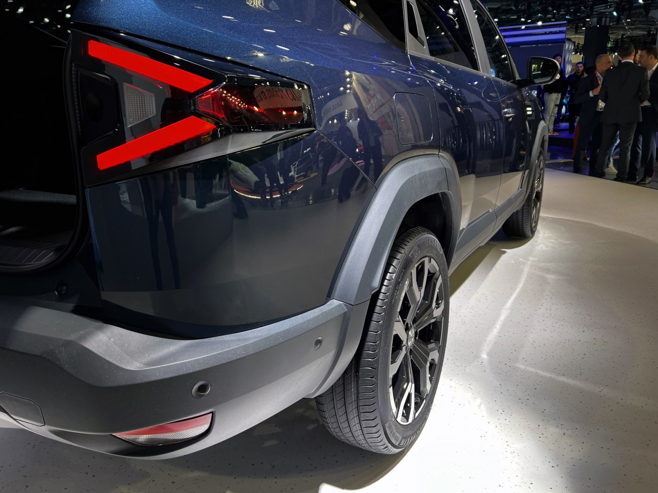 2025 SUV rear side with angular tail light and alloy wheels