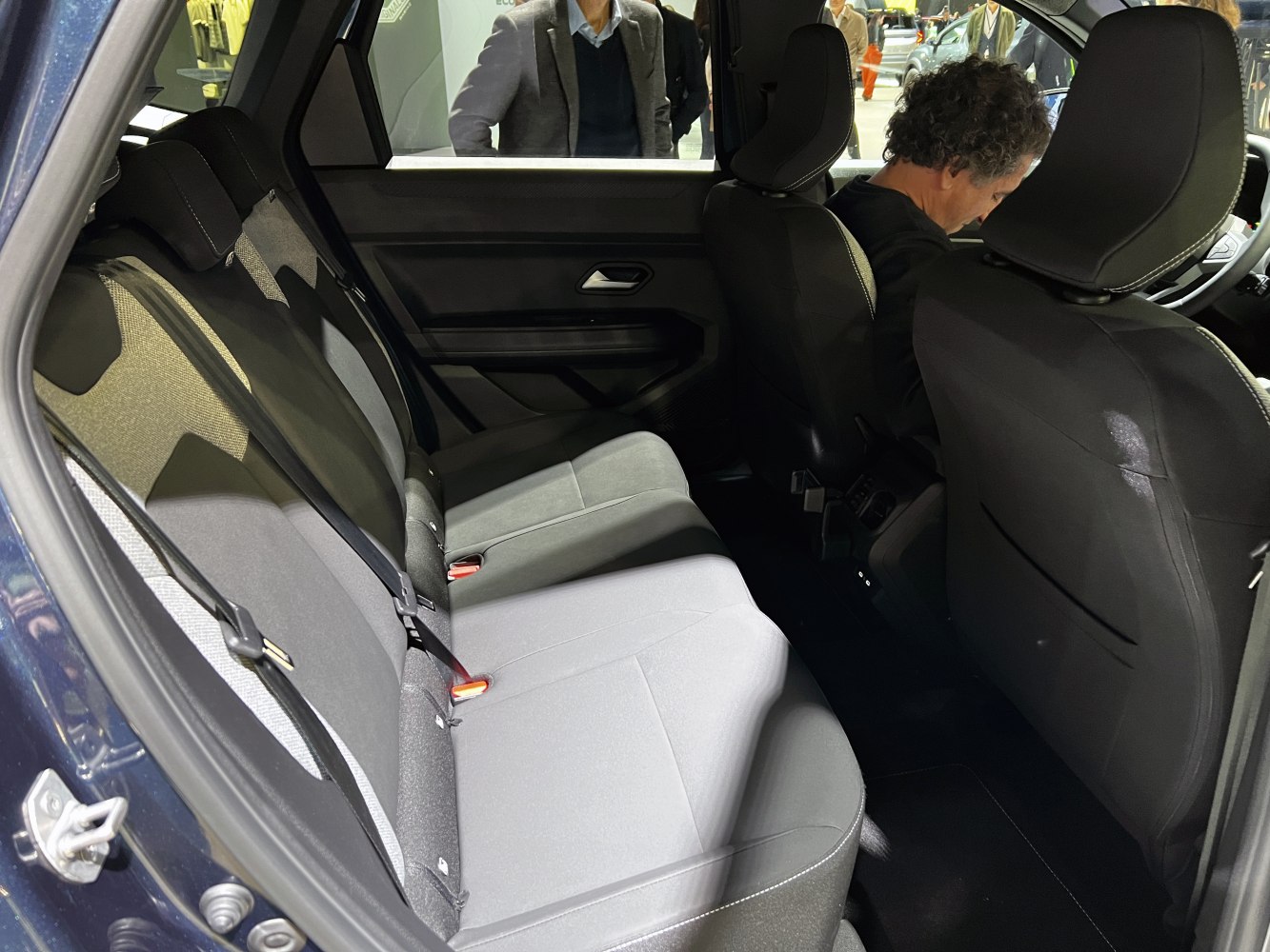 Spacious rear seat with fabric upholstery and three-point seatbelts