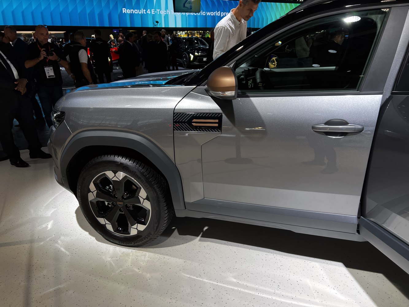 Front side profile with alloy wheel and fender details