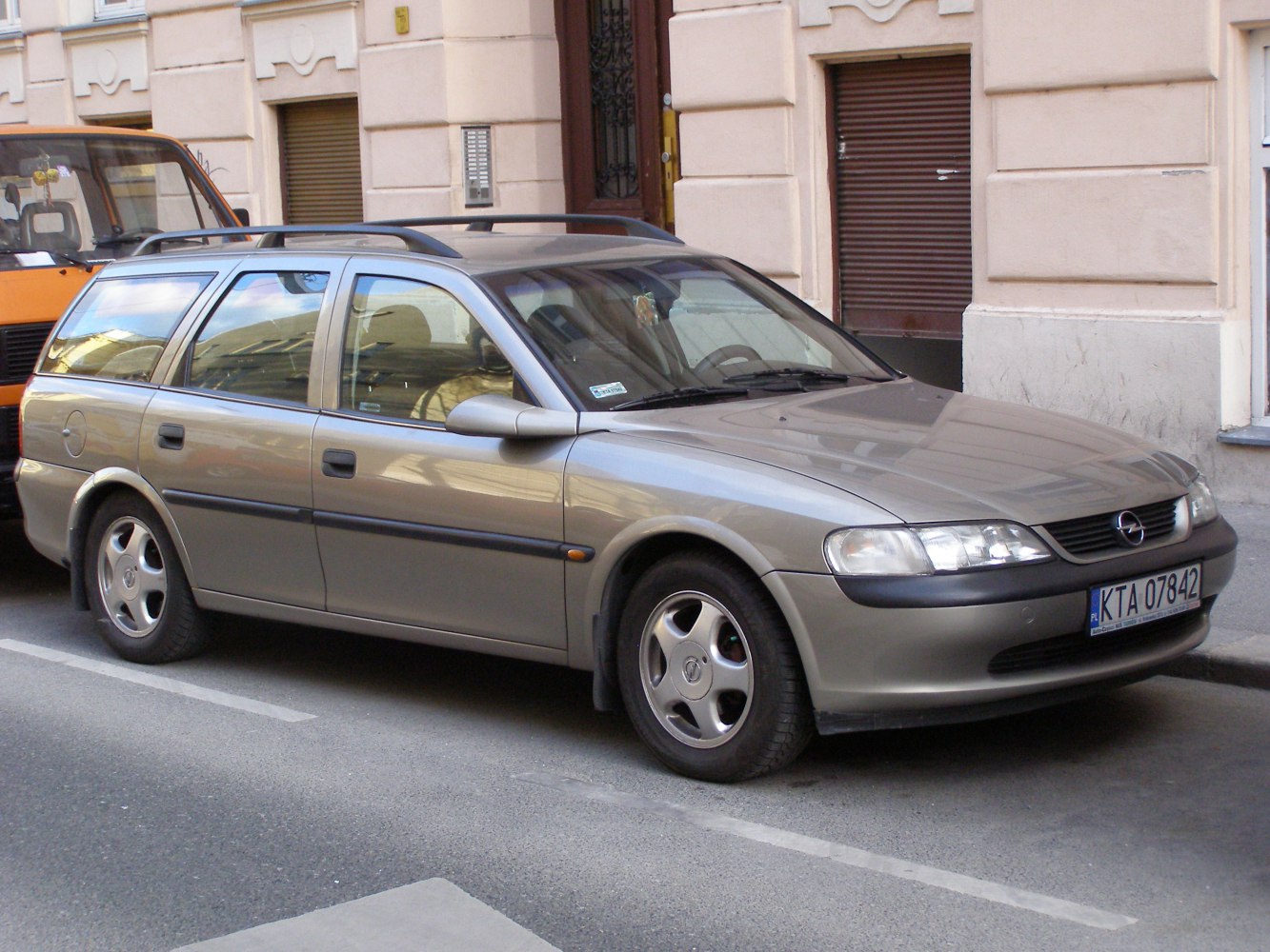 Silver-colored estate with roof rails and five-spoke alloy wheels