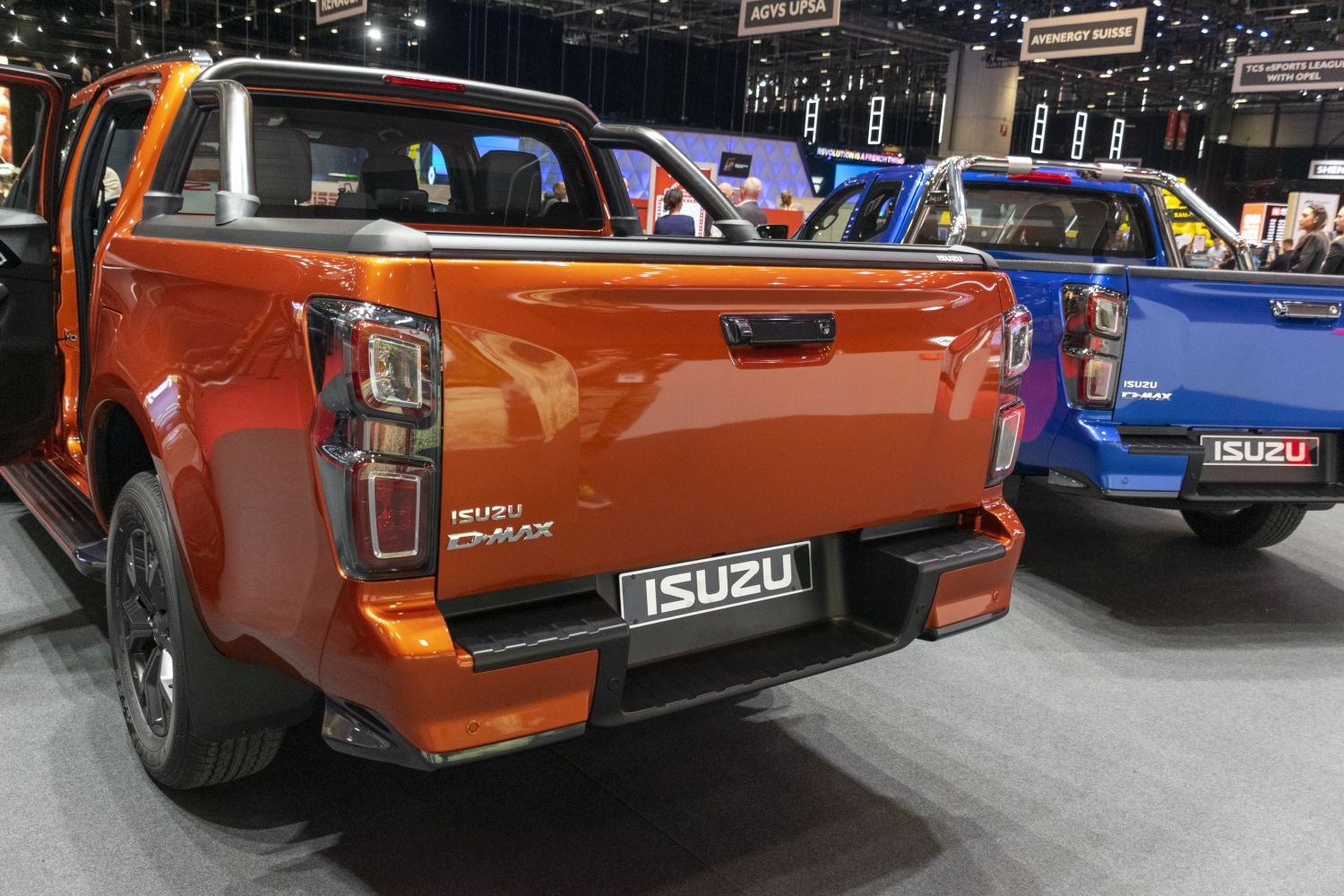 Pickup tailgate and taillights with double cab layout