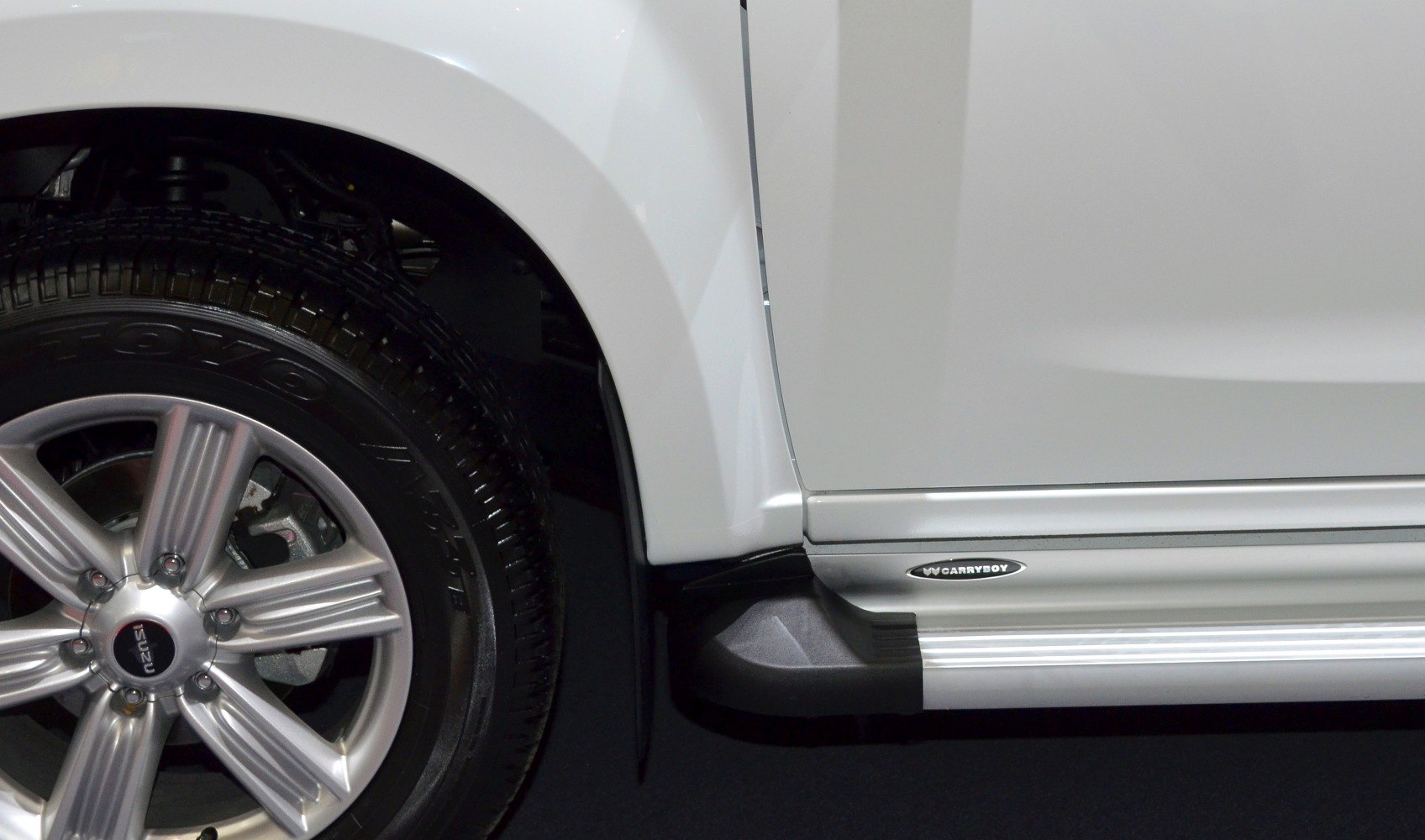 Alloy wheel and side running board with Carryboy branding