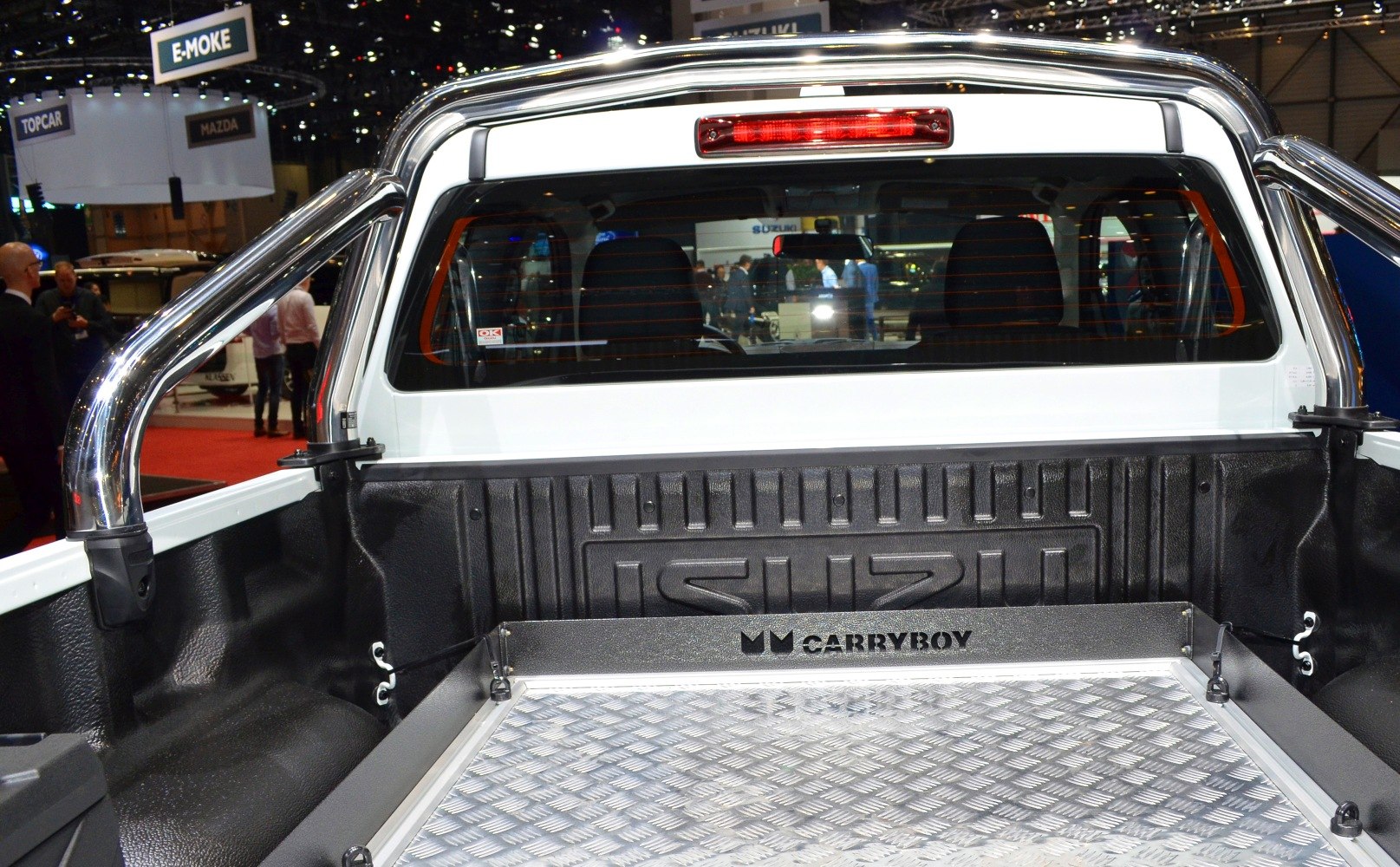 Pickup bed with Carryboy tray and chrome roll bar