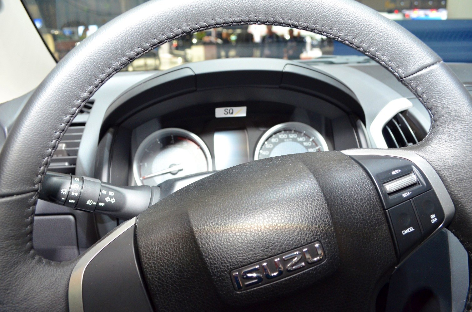 Steering wheel with control buttons and dashboard instrument cluster