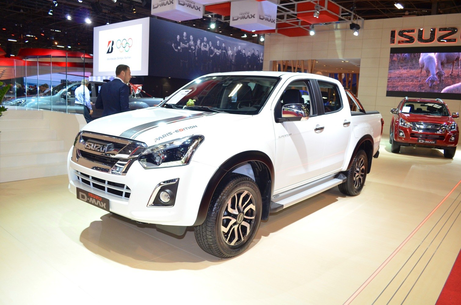 White pickup truck in Paris-Edition trim with distinctive grille and alloy wheels
