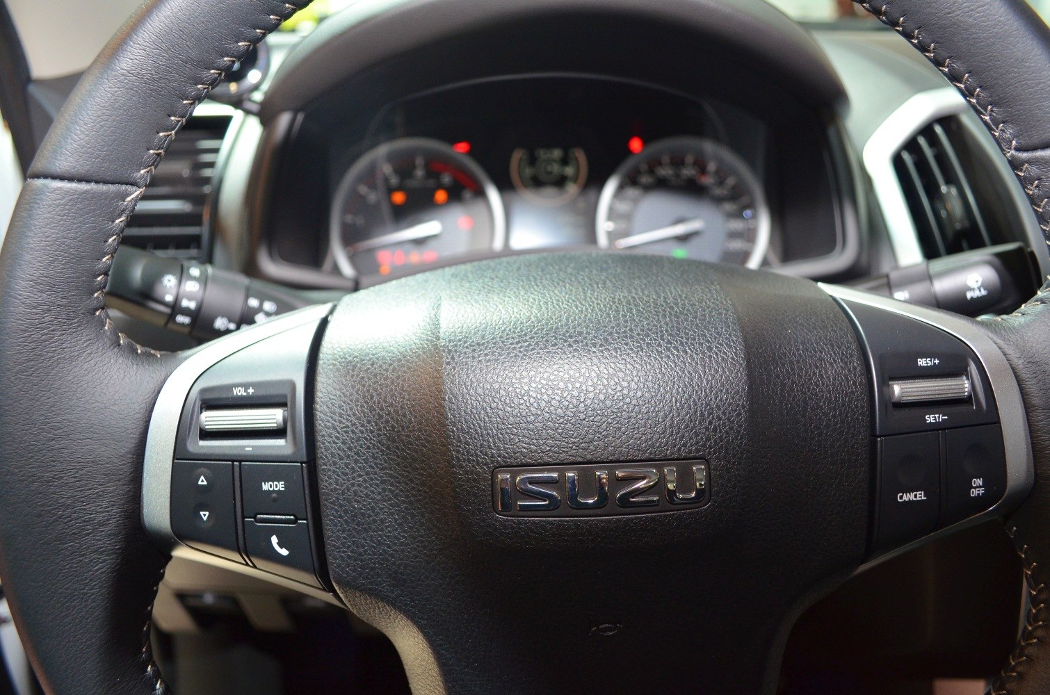 Leather steering wheel with integrated control buttons