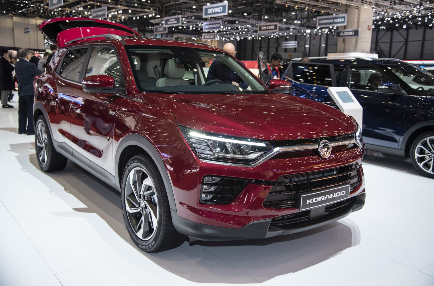 Front view with LED headlights and alloy wheels