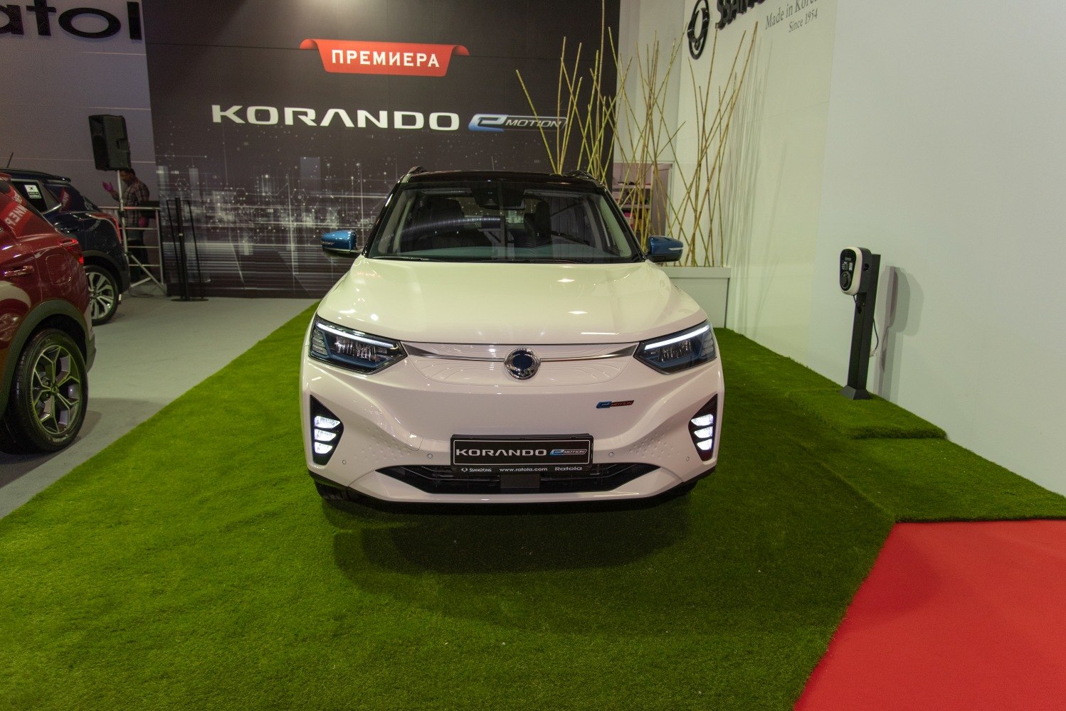 Front profile with LED headlights and daytime running lights