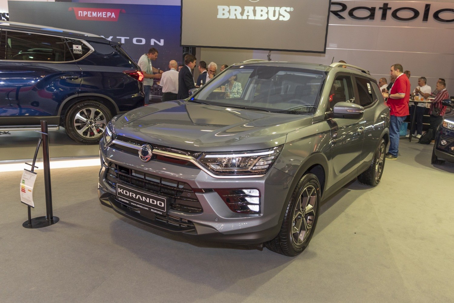 Front grille and headlight design of a modern SUV