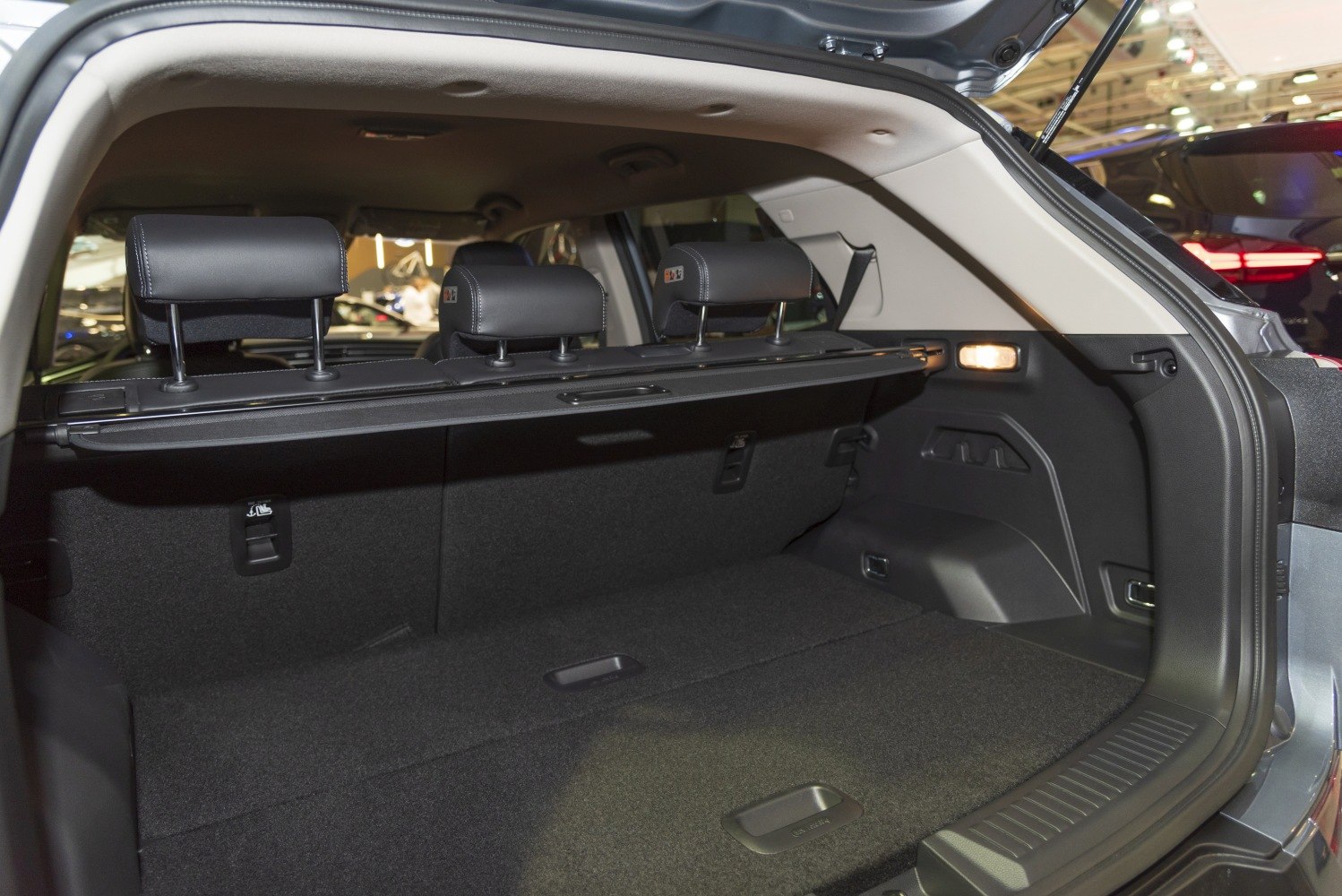 Spacious rear cargo area with foldable seats and retractable cover