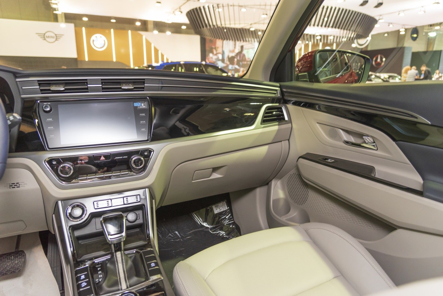 Modern dashboard and gear shift of a vehicle interior