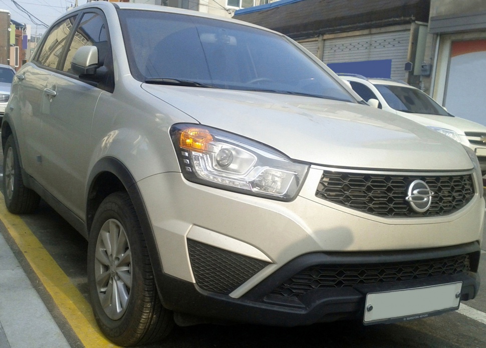 Modern headlights and hexagonal grille on SUV front fascia