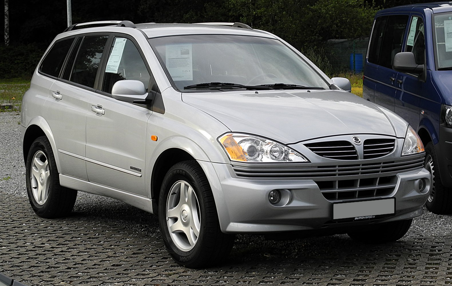SUV front grille, headlights, alloy wheels, silver paint