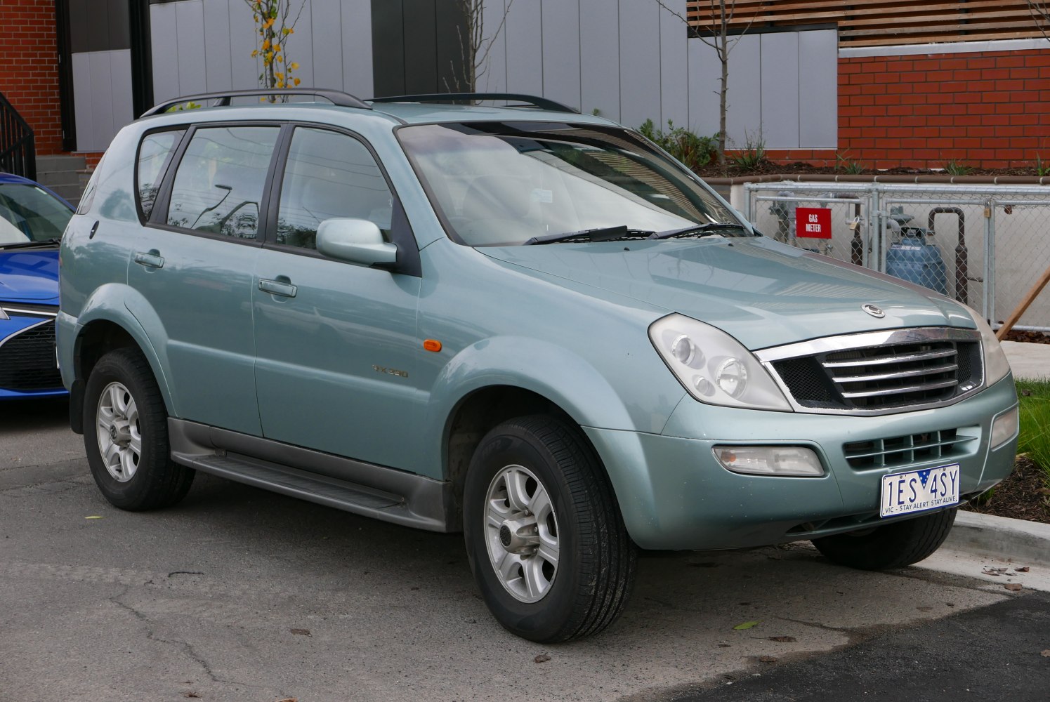 Front and side view of an SUV with alloy wheels and grille