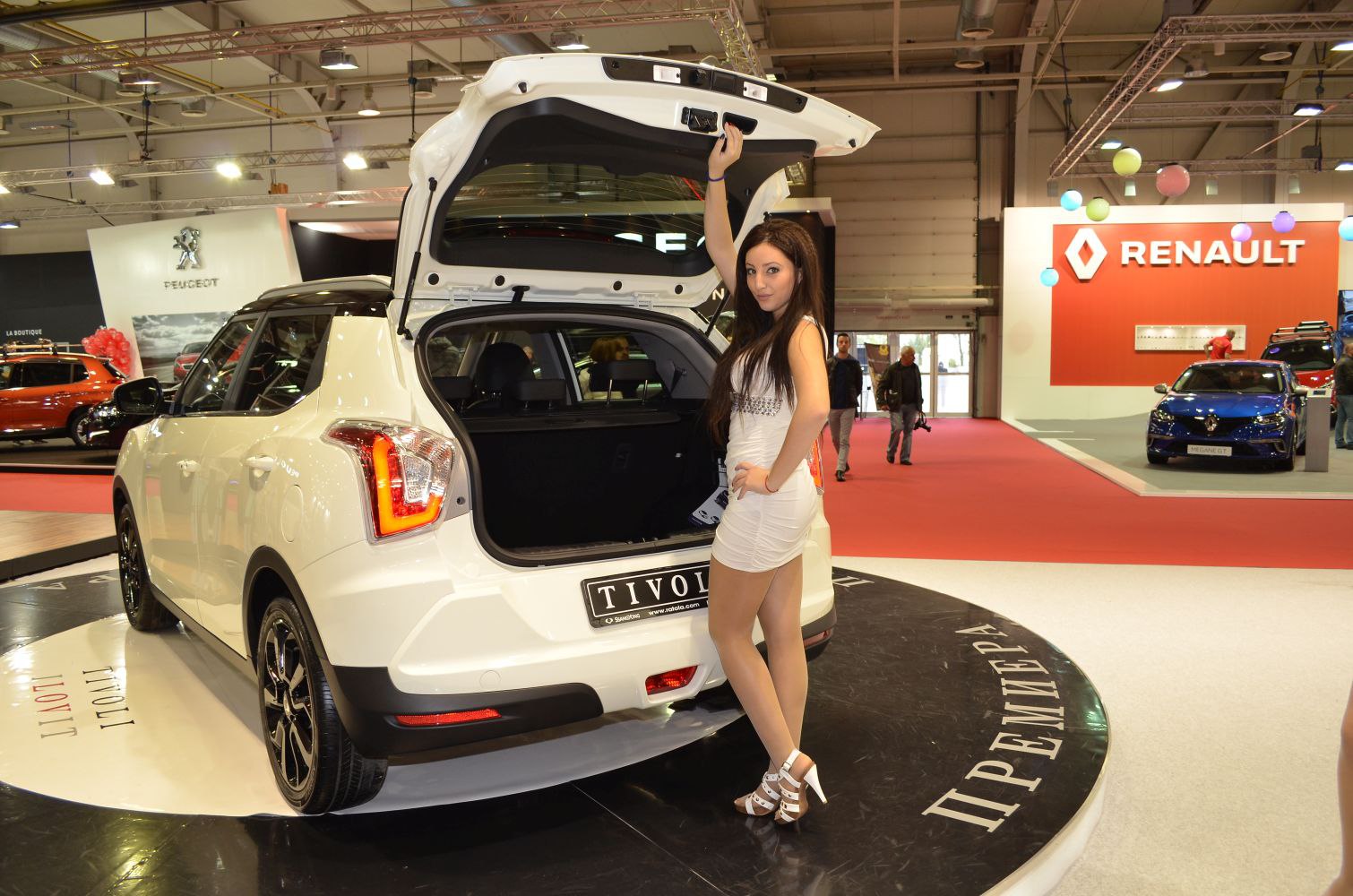 Open rear hatch and trunk space of compact SUV with model