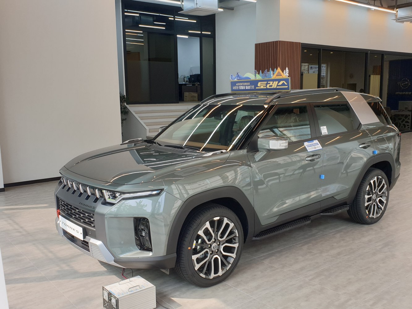 Front three-quarter view of modern SUV with distinctive grille and alloy wheels