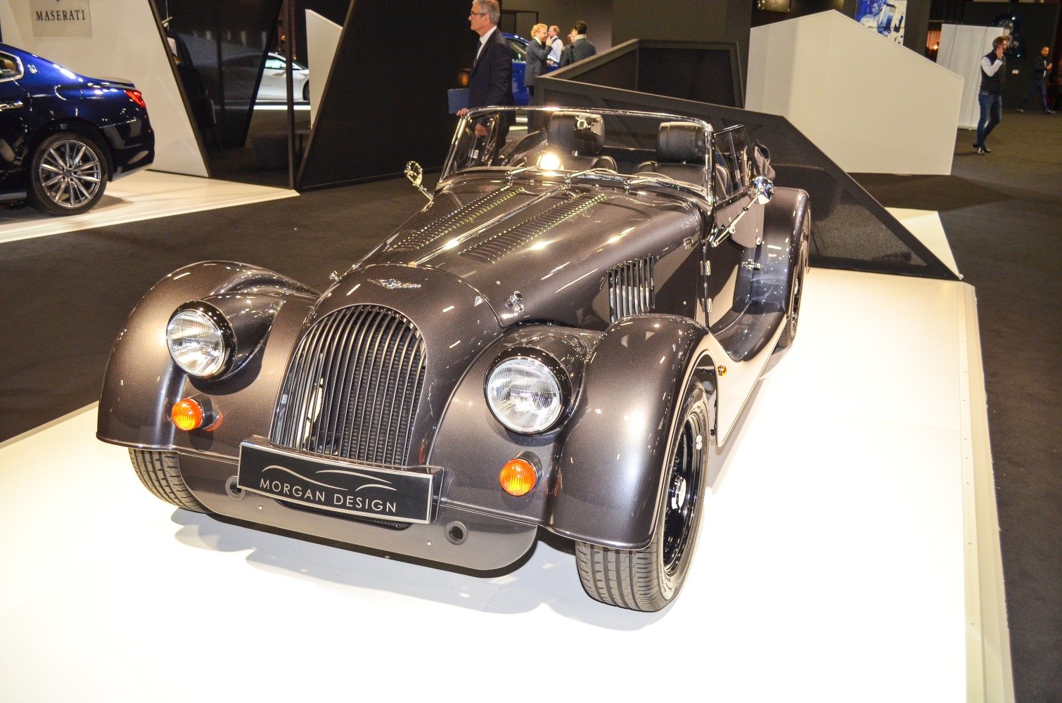Retro-style convertible front with round headlights and alloy wheels