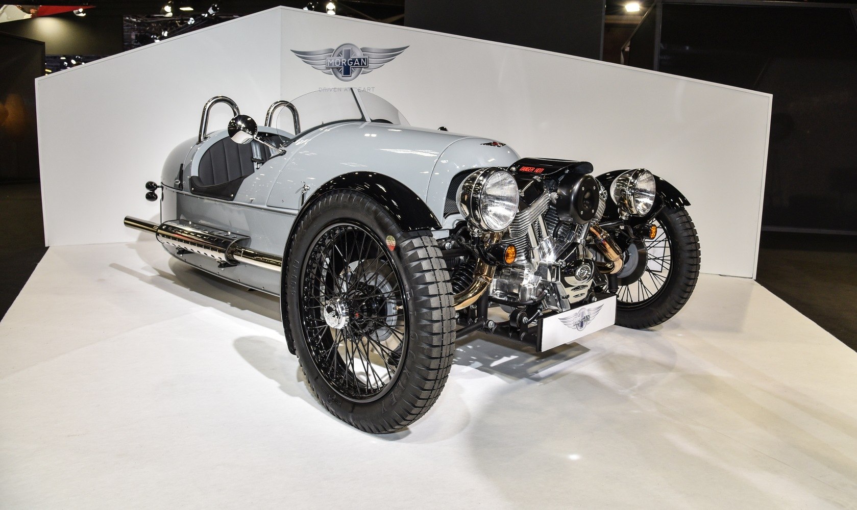 Three-wheel layout with exposed front V-twin engine