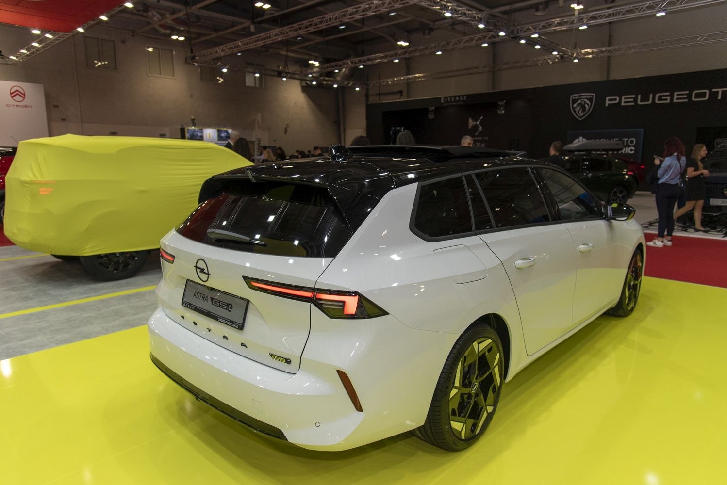 Rear view with black roof and LED tail lights