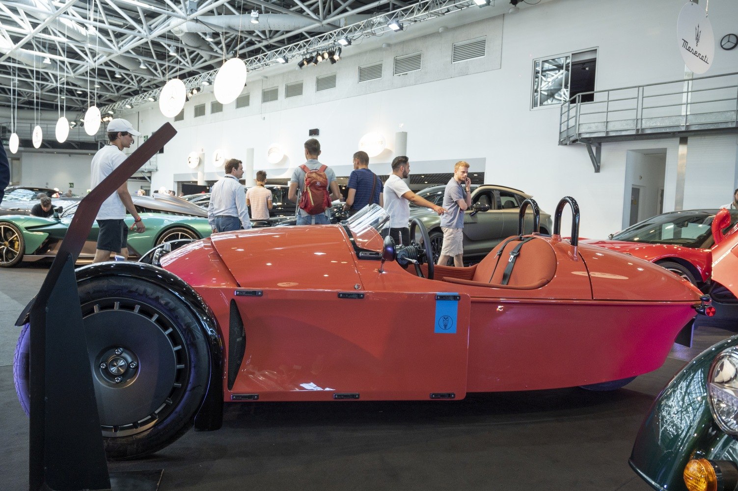 Three-wheel vehicle with open cockpit and retro style