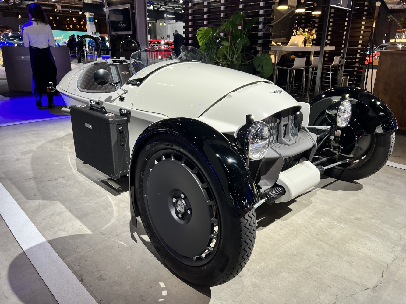 Distinctive three-wheel retro vehicle with open cockpit and prominent black fenders