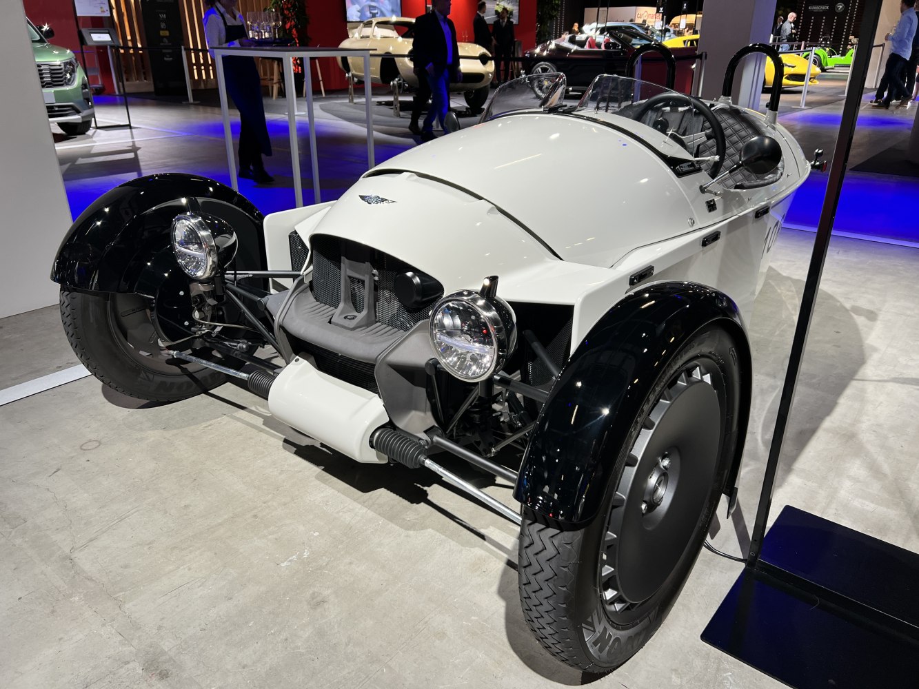 Three-wheeler with open front wheels, retro minimalistic design