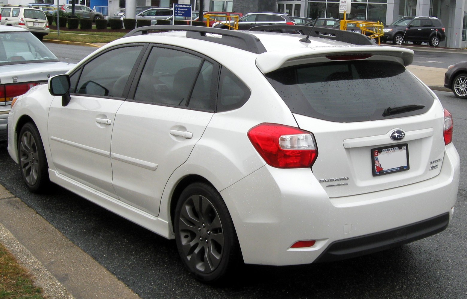Hatchback rear with spoiler and roof rails