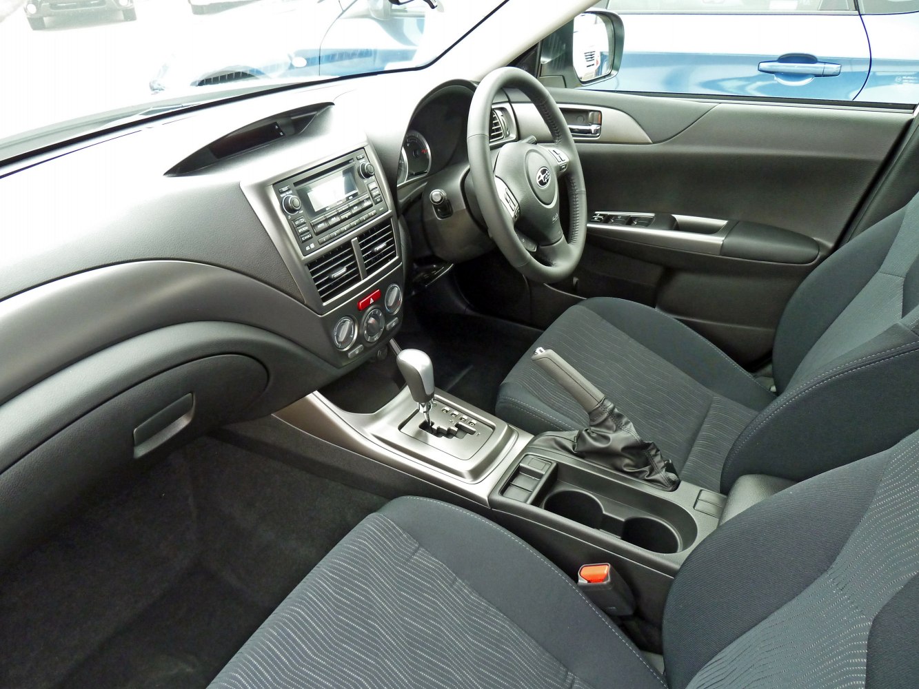 Dashboard and front seats with automatic gearshift