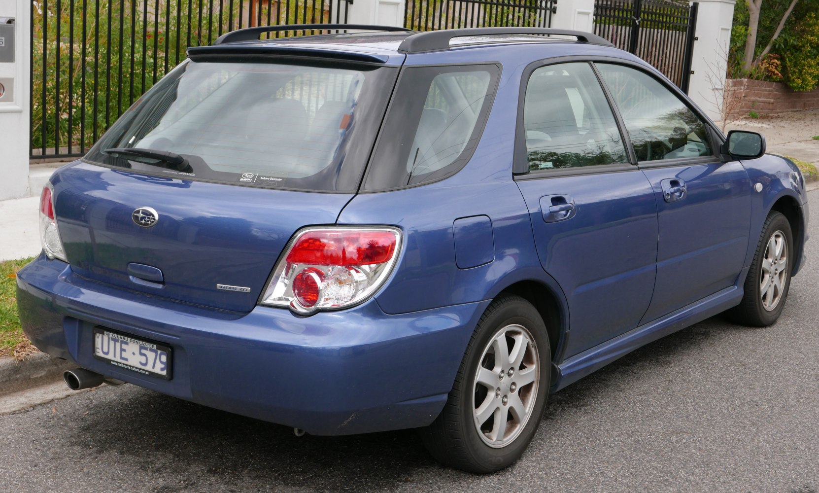 Rear side view of 2006 wagon with taillights and roof rails