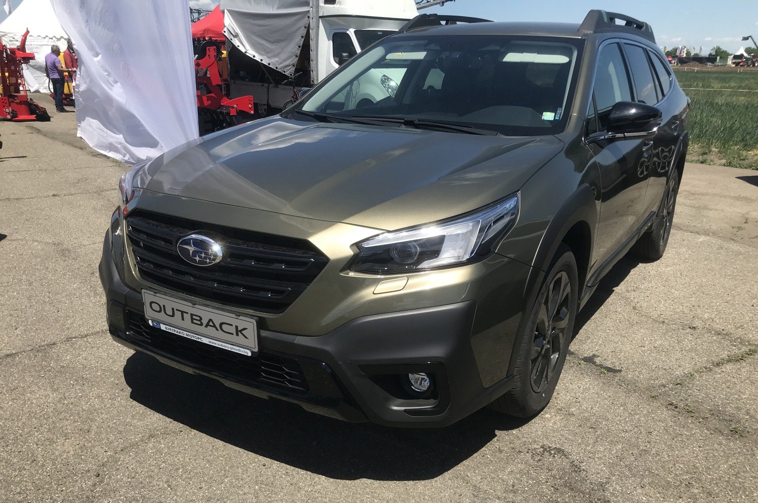 Front grille and headlight design with fog lights and roof rails