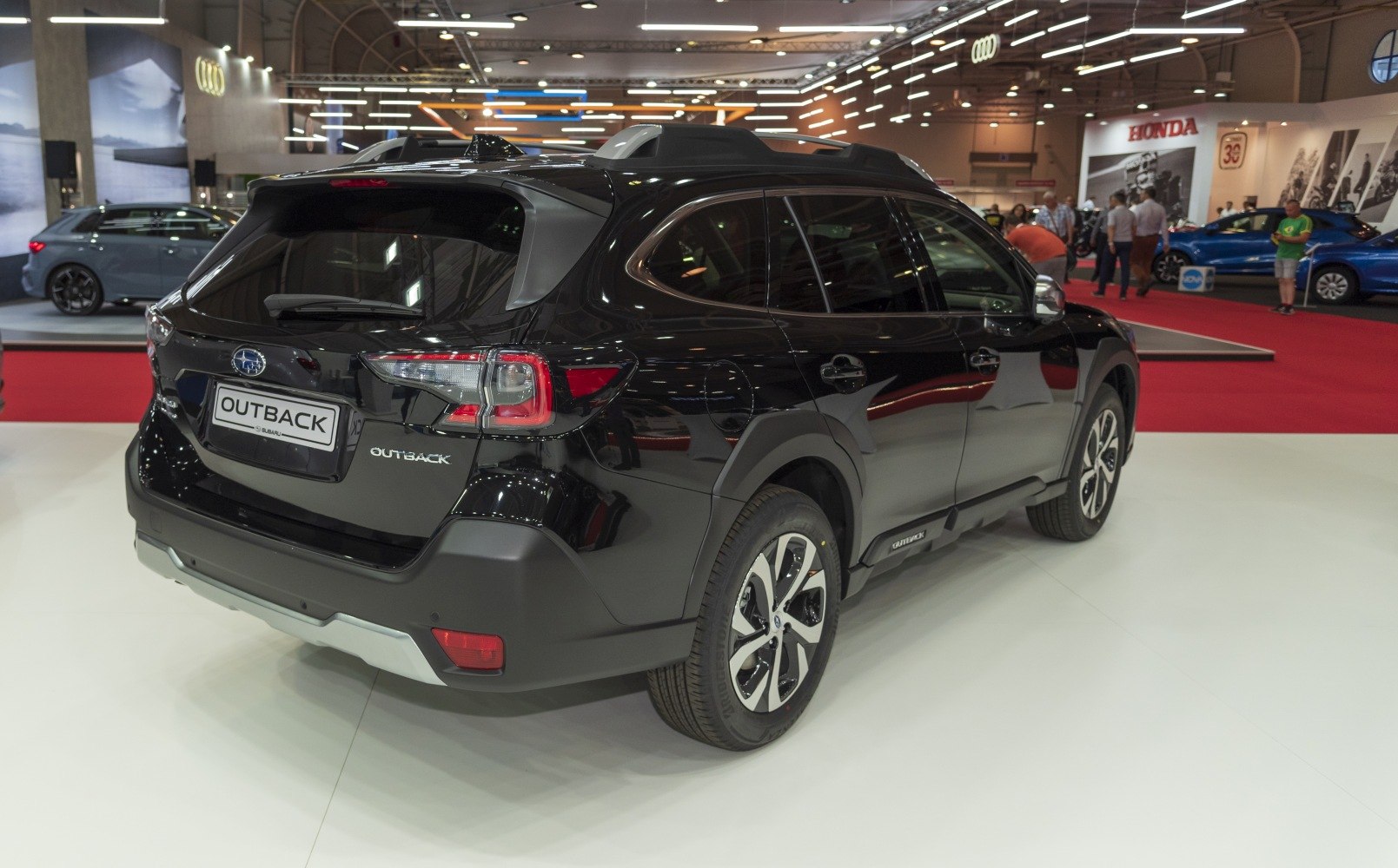 Rear view with LED taillights, roof rails and alloy wheels