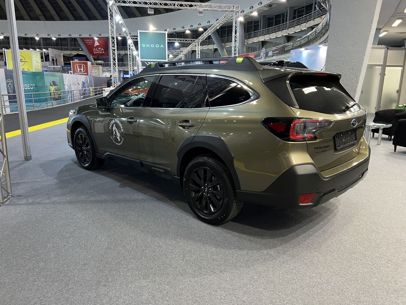 Cargo area with roof rails and rear design of SUV