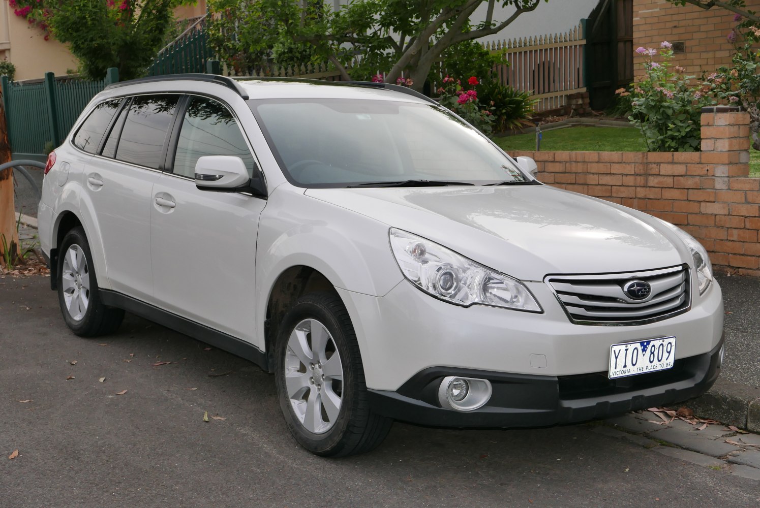 Front side view with alloy wheels and roof rails