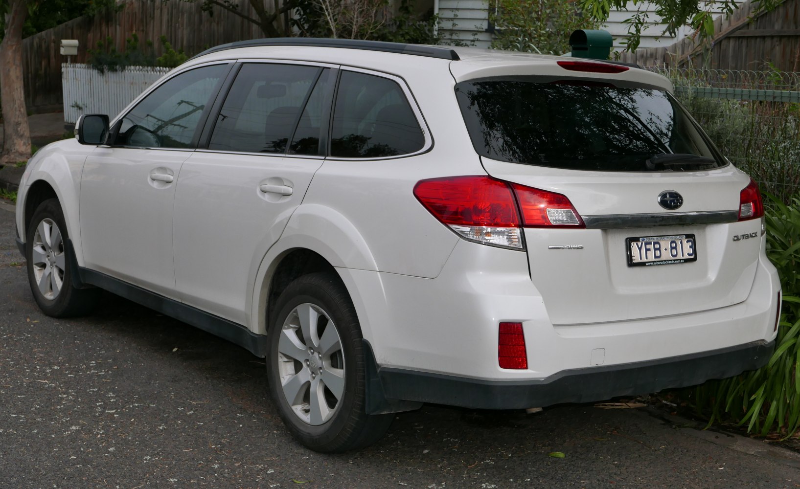 Rear side view with taillights and roof rails