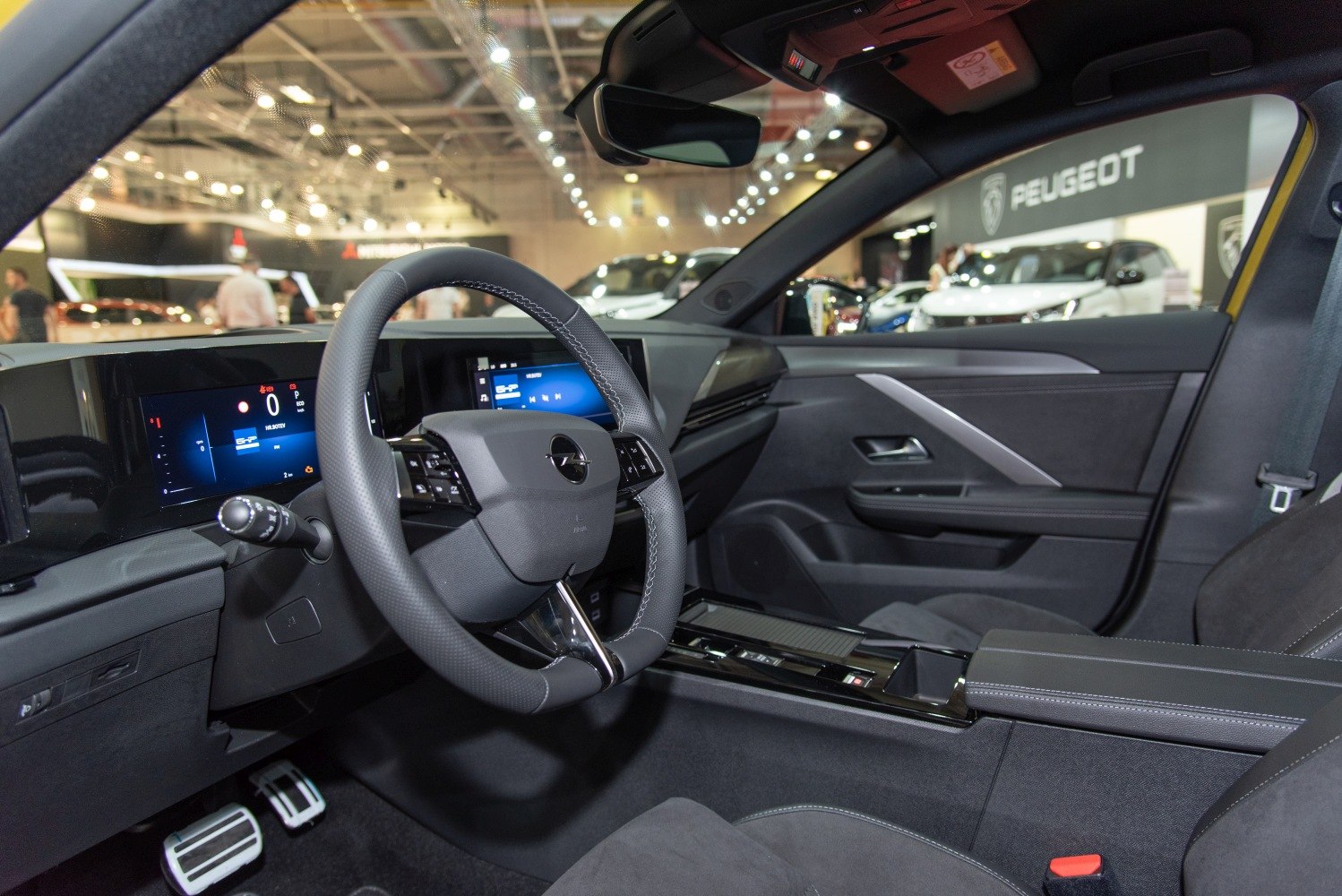 Digital dashboard and multifunction steering wheel interior
