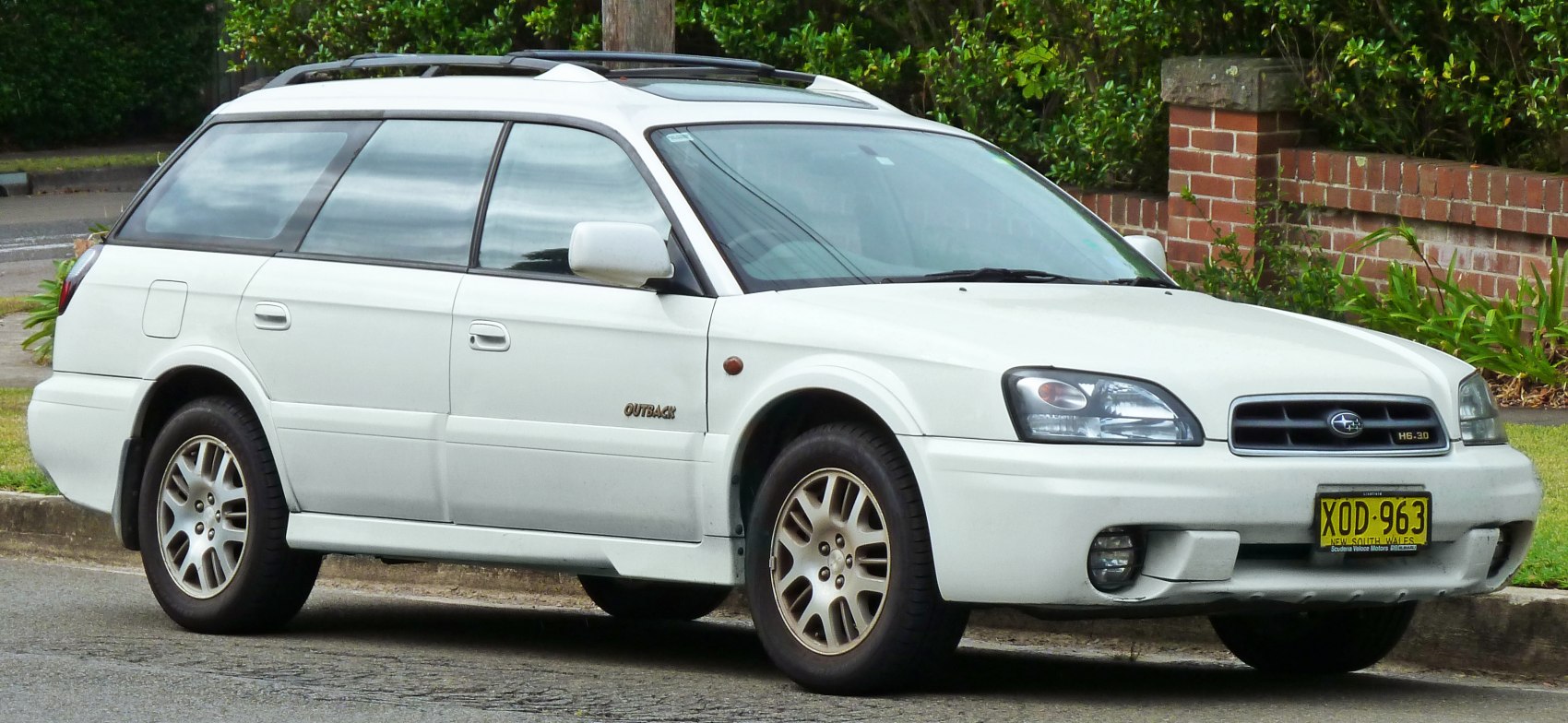 2000 station wagon with roof rails and fog lights