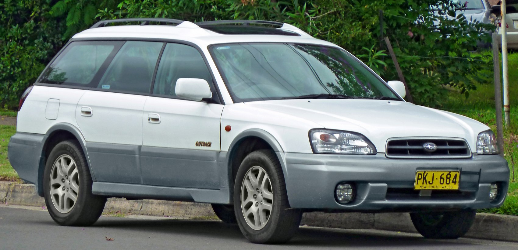 Station wagon with two-tone cladding and roof rails