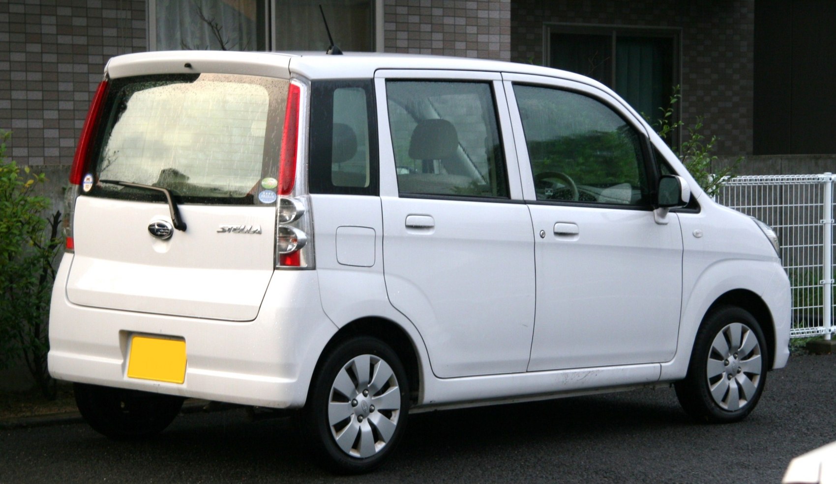 Compact wagon rear-side profile with vertical taillights and rear window wiper