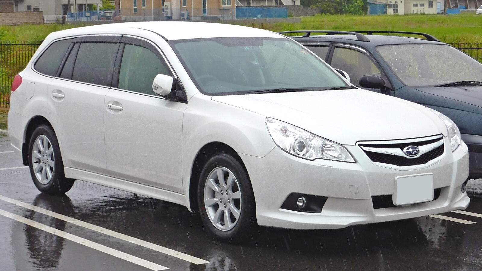 Station wagon front grille and headlight design