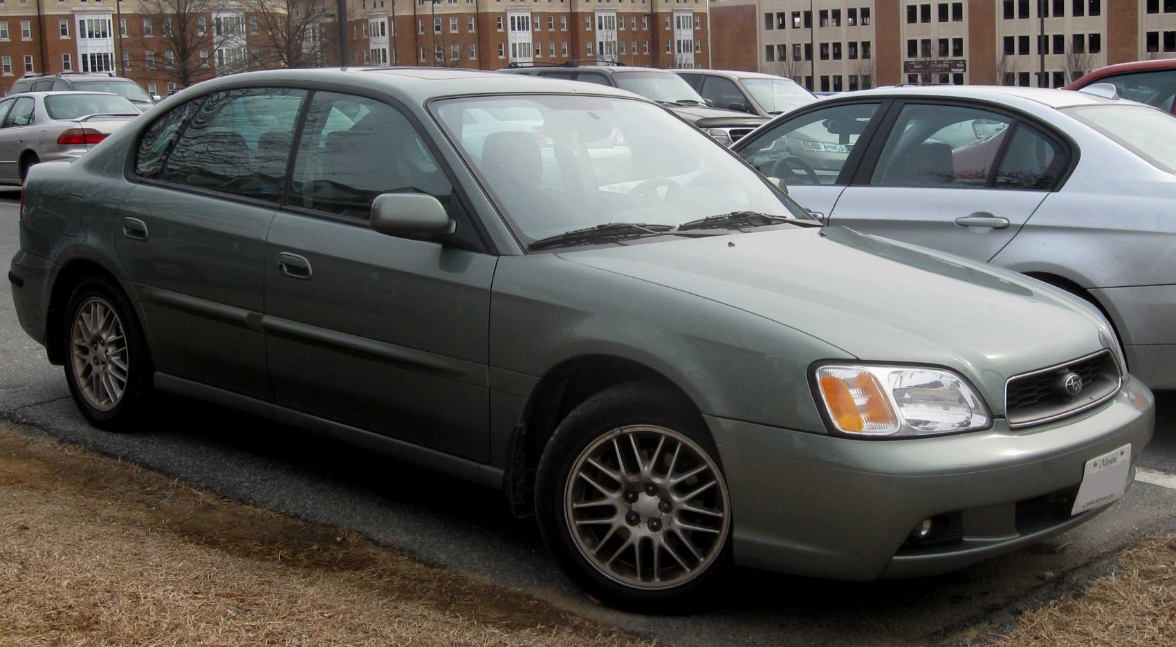 Sedan with alloy wheels and hatchback design