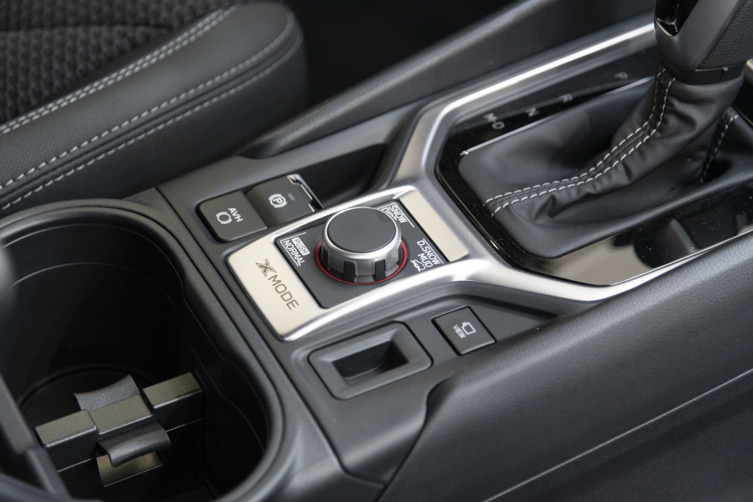 X-Mode control knob and gear shifter on center console