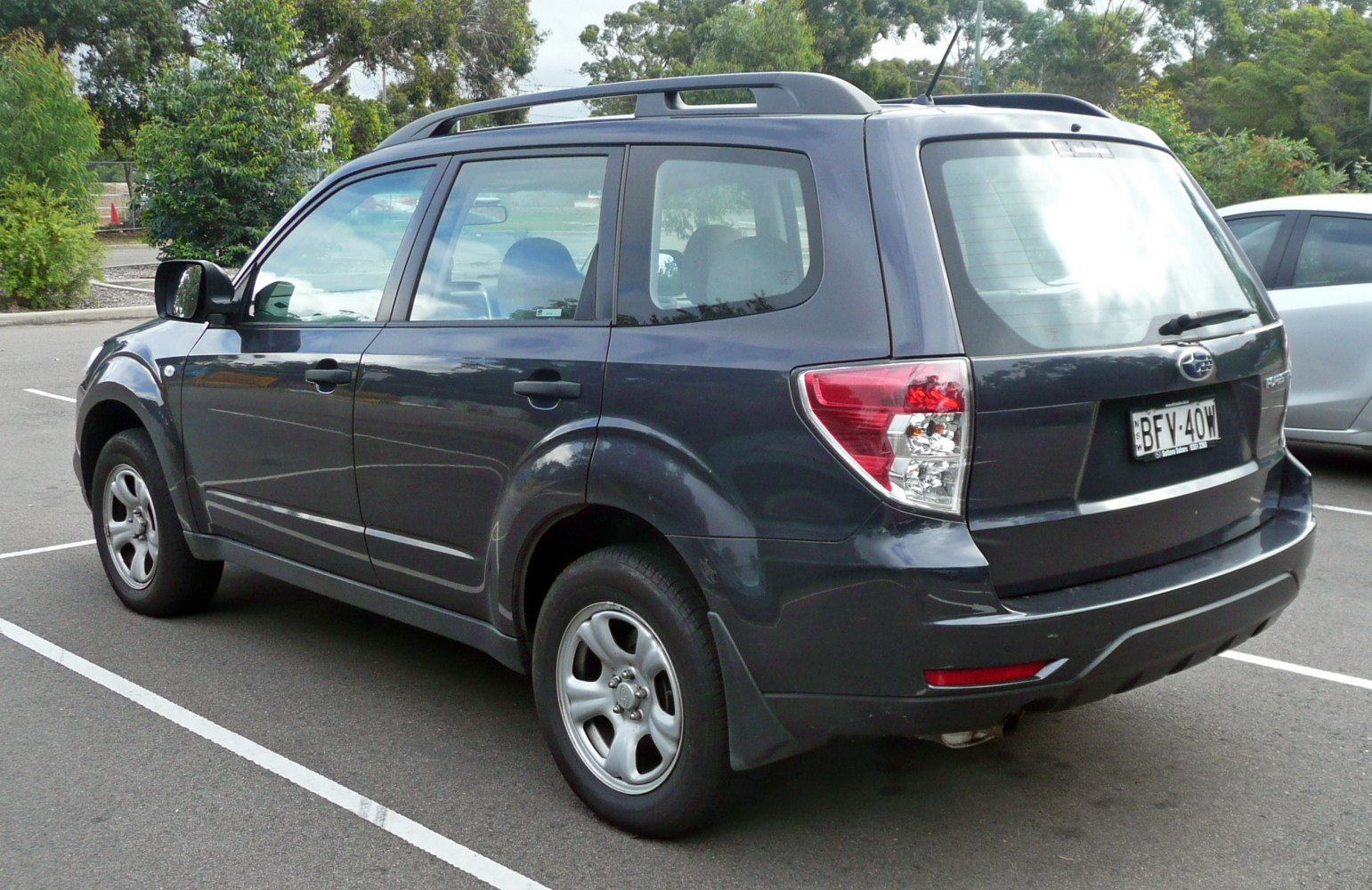 Rear side view with roof rails and alloy wheels