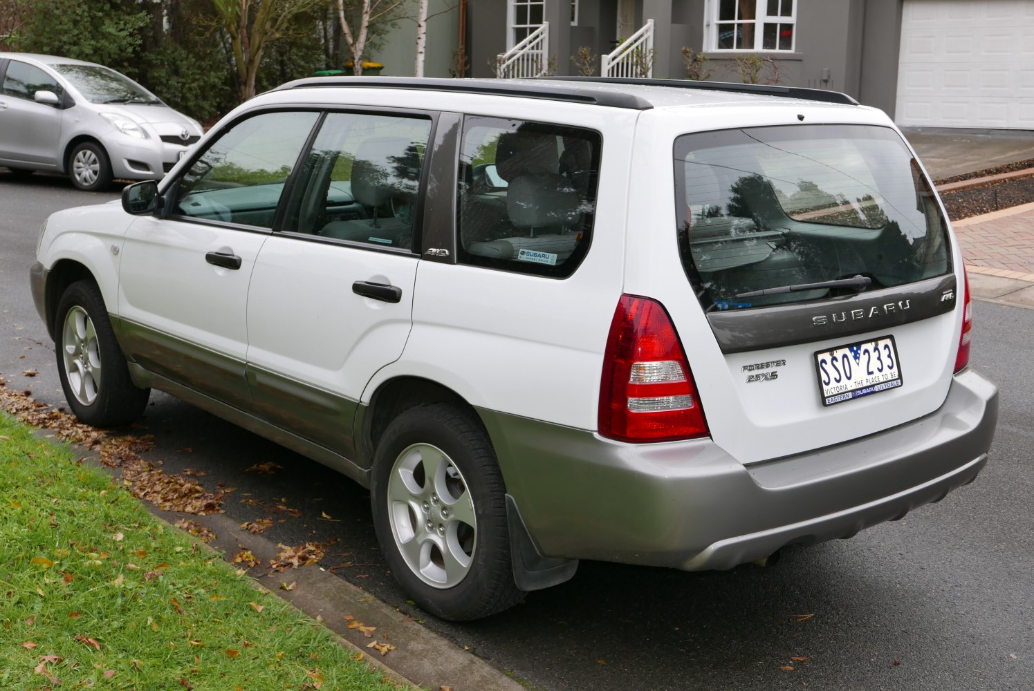 Rear-side view with roof rails and alloy wheels